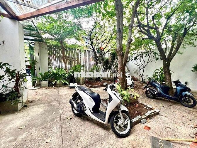 Villa Sân Vườn Cổ Điển Đường Trần Nhật Duật ~ Quận 1