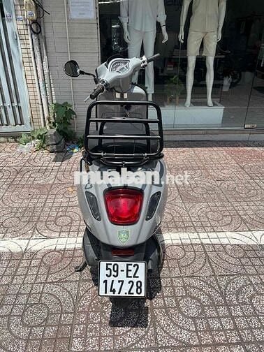 Vespa 2021 màu Ghi