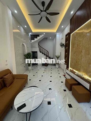 Nhà 30m2 phố Hoàng Mai tặng full nội thất hơn 7 tỉ