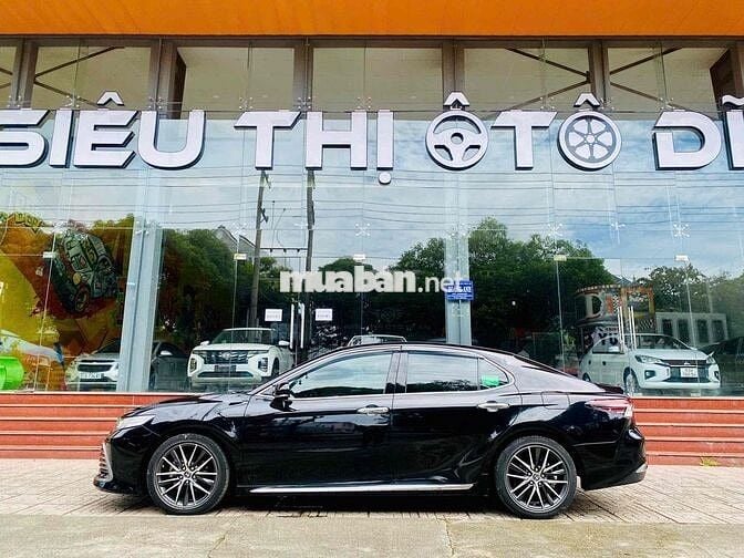 Toyota Camry 2022 2.0Q 50000 km còn rất mới và đẹp
