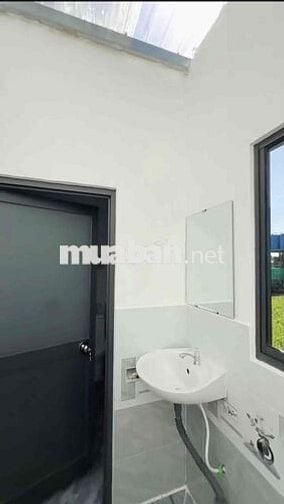 Nhà mới ô tô tới nhà, có sẵn sân để xe sát chợ, khu dân cư hiện hữu