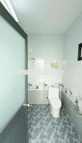 Nhà mới ô tô tới nhà, có sẵn sân để xe sát chợ, khu dân cư hiện hữu