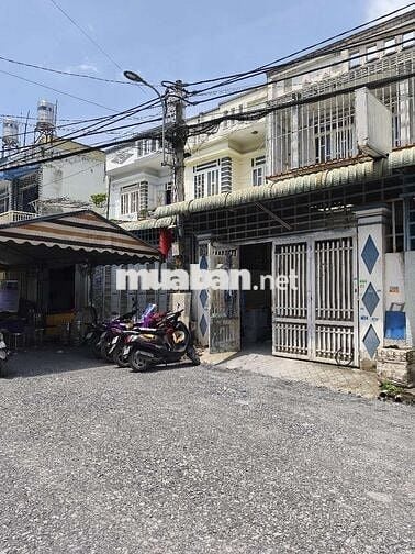 Nhà ở cần bán.cong năng đây đu . mặt đường rộng vừa hai xe tránh nhau