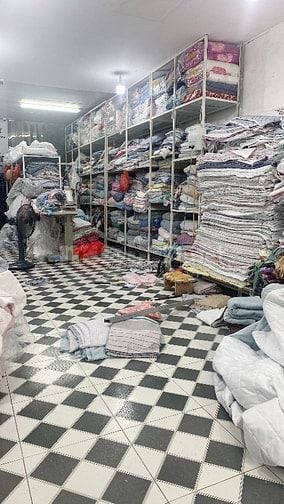 Tuyển lao động phổ thông là nam giới làm việc tại cửa hàng