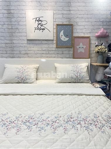 Tuyển lao động phổ thông là nam giới làm việc tại cửa hàng
