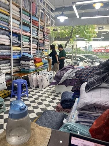 Tuyển lao động phổ thông là nam giới làm việc tại cửa hàng