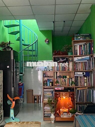Nhà còn mới cứng, diện tích thoải mái cho 4 thành viên.