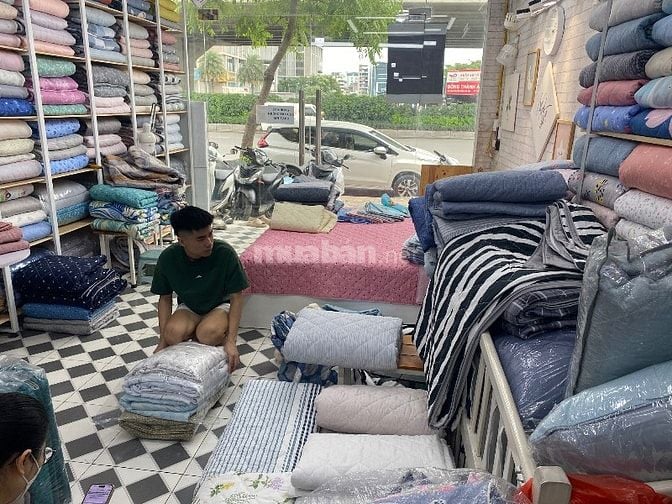 Tuyển lao động phổ thông là nam giới làm việc tại cửa hàng