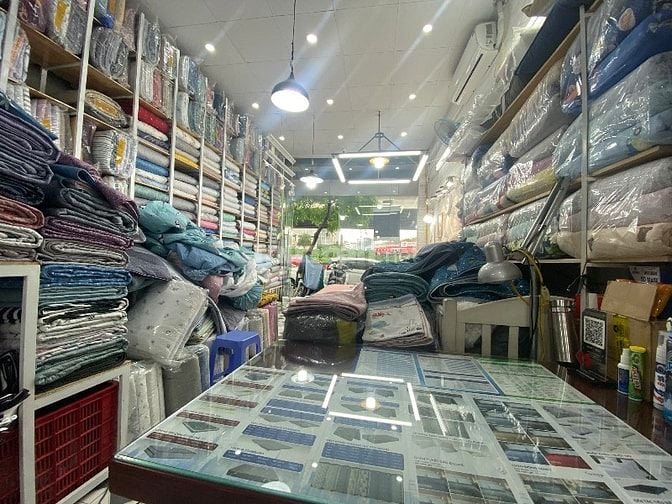 Tuyển lao động phổ thông là nam giới làm việc tại cửa hàng