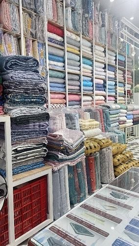 Tuyển lao động phổ thông là nam giới làm việc tại cửa hàng