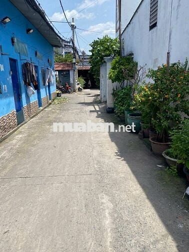 Nhà còn mới cứng, diện tích thoải mái cho 4 thành viên.