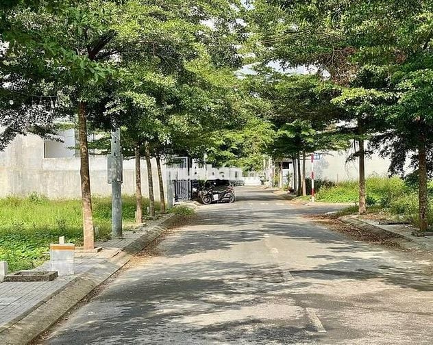 CẦN BÁN 1 LÔ NẰM TRONG KDC CÁCH NGÃ TƯ BẾN CÁ 600M