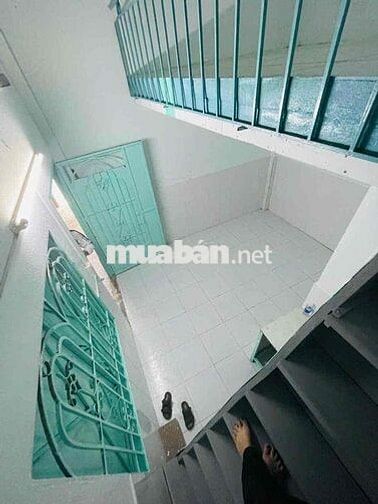 chính chủ.máy lạnh, ngay trệt.gác đúc, bếp toilet lối đi riêng