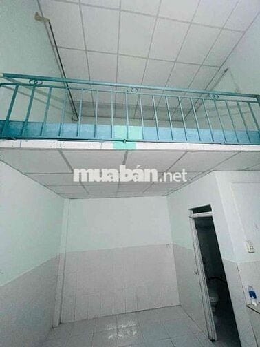 chính chủ.máy lạnh, ngay trệt.gác đúc, bếp toilet lối đi riêng