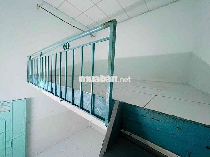 chính chủ.máy lạnh, ngay trệt.gác đúc, bếp toilet lối đi riêng