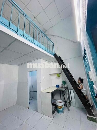 chính chủ.máy lạnh, ngay trệt.gác đúc, bếp toilet lối đi riêng