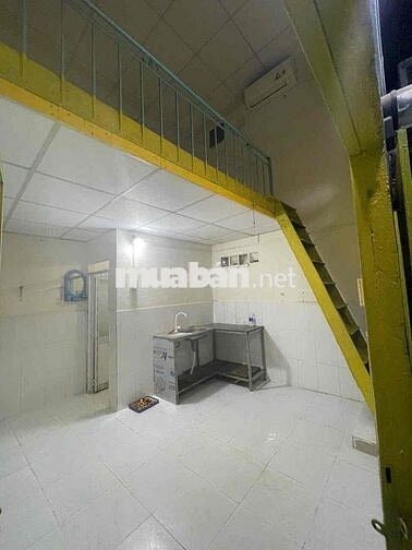 chính chủ.máy lạnh, ngay trệt.gác đúc, bếp toilet lối đi riêng