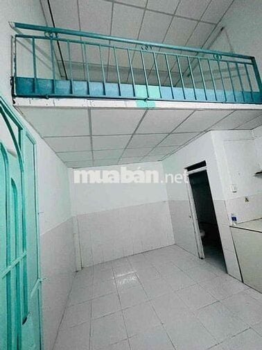 chính chủ.máy lạnh, ngay trệt.gác đúc, bếp toilet lối đi riêng