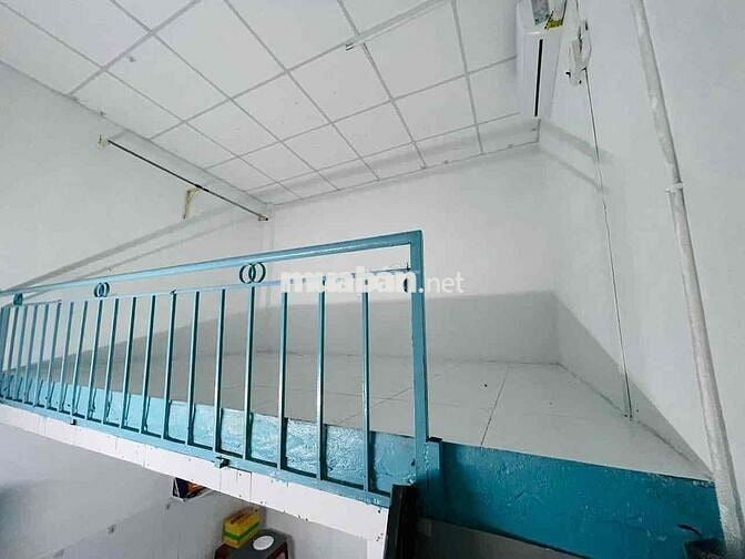 chính chủ.máy lạnh, ngay trệt.gác đúc, bếp toilet lối đi riêng