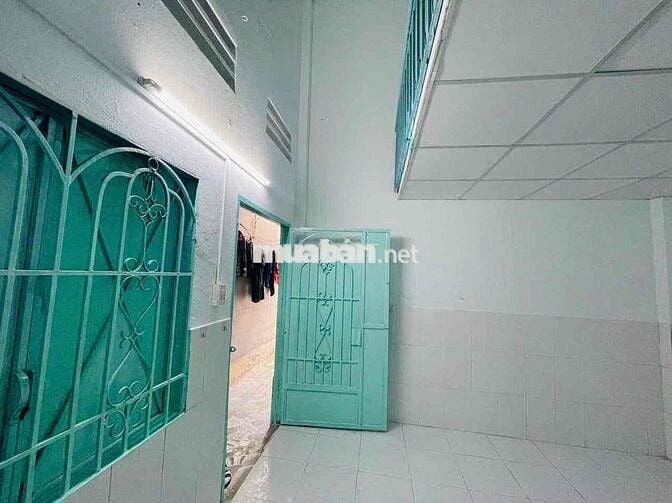 chính chủ.máy lạnh, ngay trệt.gác đúc, bếp toilet lối đi riêng
