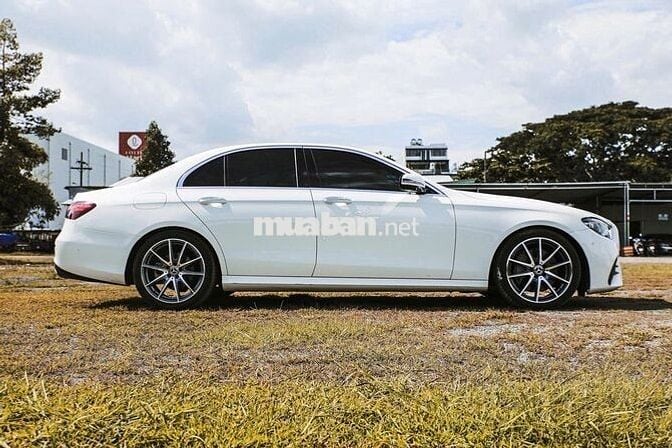 Mercedes E300 AMG 2021 màu trắng nội thất siêu đẹp