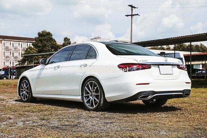 Mercedes E300 AMG 2021 màu trắng nội thất siêu đẹp
