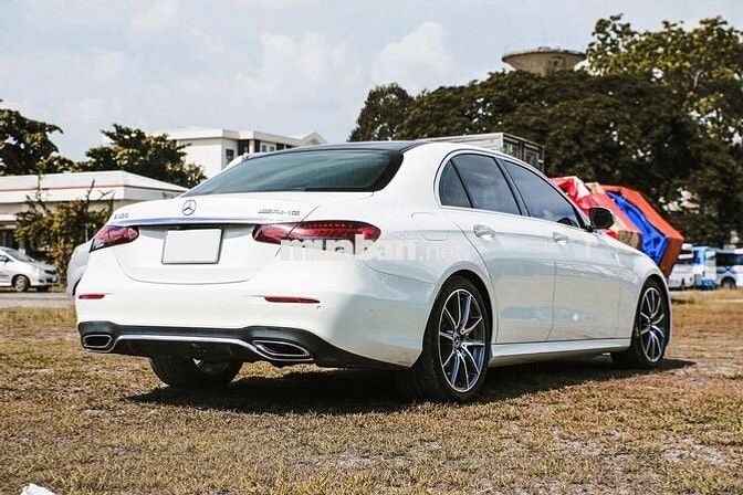 Mercedes E300 AMG 2021 màu trắng nội thất siêu đẹp