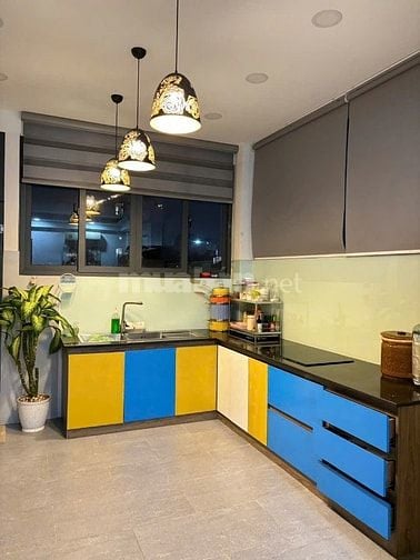 Bán gấp MTKD Nguyễn Trọng Tuyển 100m2 đúc 3 tấm. 