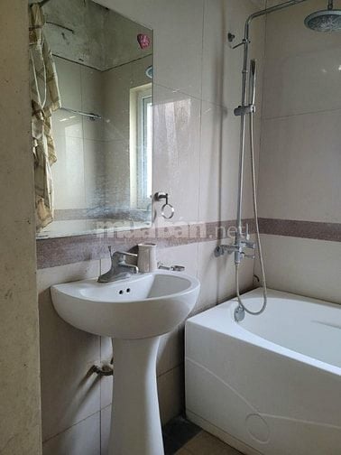 Bán nhanh nhà ngõ 678 Đê La Thành, giá 8.5 tỷ, gần 40m2, ngõ thông 
