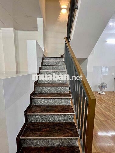 NHÀ SẠCH DT 4*20, TRỆT LẦU, 4PN, XE HƠI VÔ NHÀ, GẦN NGÃ TƯ GA