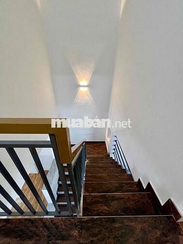 NHÀ SẠCH DT 4*20, TRỆT LẦU, 4PN, XE HƠI VÔ NHÀ, GẦN NGÃ TƯ GA