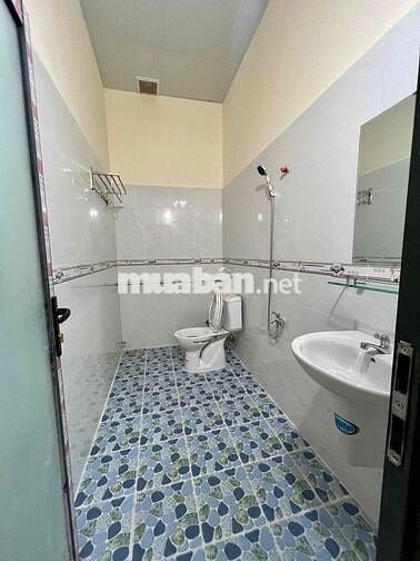 NHÀ SẠCH DT 4*20, TRỆT LẦU, 4PN, XE HƠI VÔ NHÀ, GẦN NGÃ TƯ GA