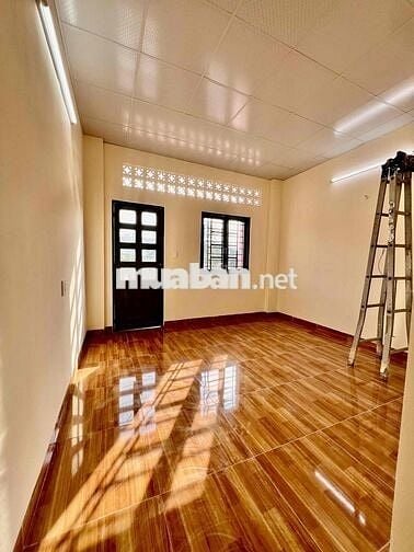NHÀ SẠCH DT 4*20, TRỆT LẦU, 4PN, XE HƠI VÔ NHÀ, GẦN NGÃ TƯ GA