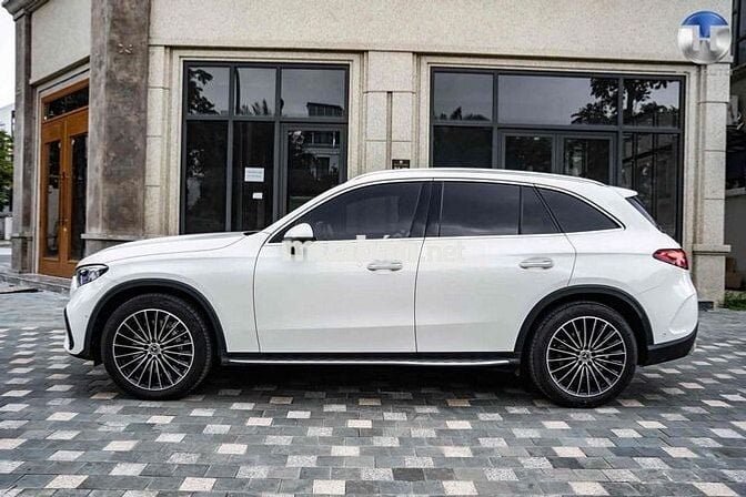 Mercedes Benz GLC300 Model 2024 lướt 8.000 miles