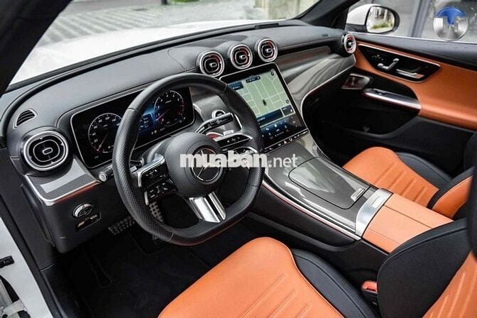 Mercedes Benz GLC300 Model 2024 lướt 8.000 miles