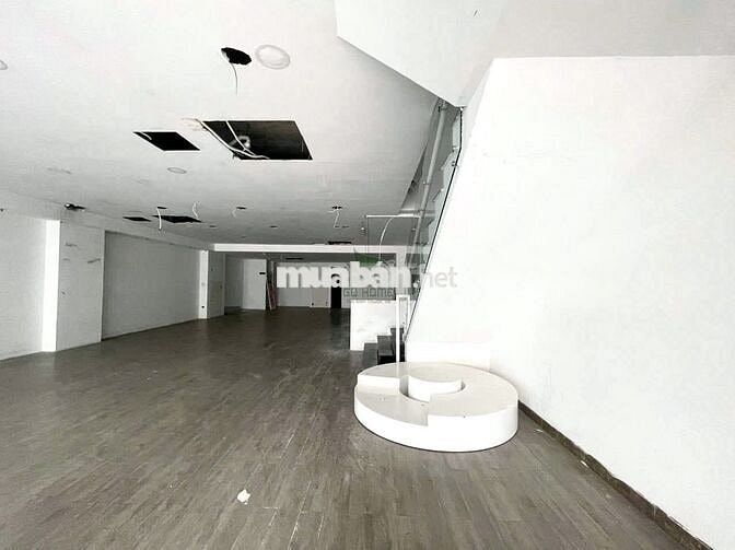 CHO THUÊ TOÀ 3 TẦNG 900M2 MẶT TIỀN ĐƯỜNG LỚN TTTP GIÁ 200 TRIỆU/THÁNG