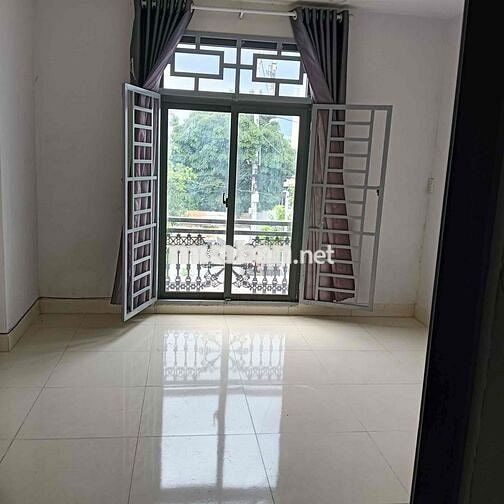 CHO THUÊ NHÀ SÂN ÔTÔ 1 TRỆT 2LẦU 4PN 3WC HẺM XE TẢI GẦN UỶ BAN TX