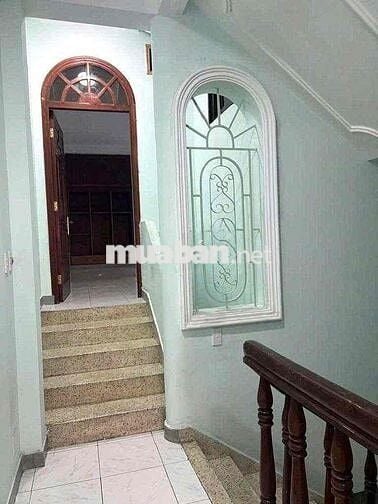 NHÀ MẶT TIỀN 8PN CẦU THANG GIỮA NHÀ, CHO LÀM CHDV