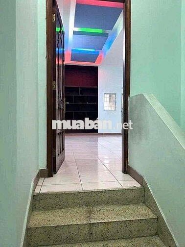 NHÀ MẶT TIỀN 8PN CẦU THANG GIỮA NHÀ, CHO LÀM CHDV