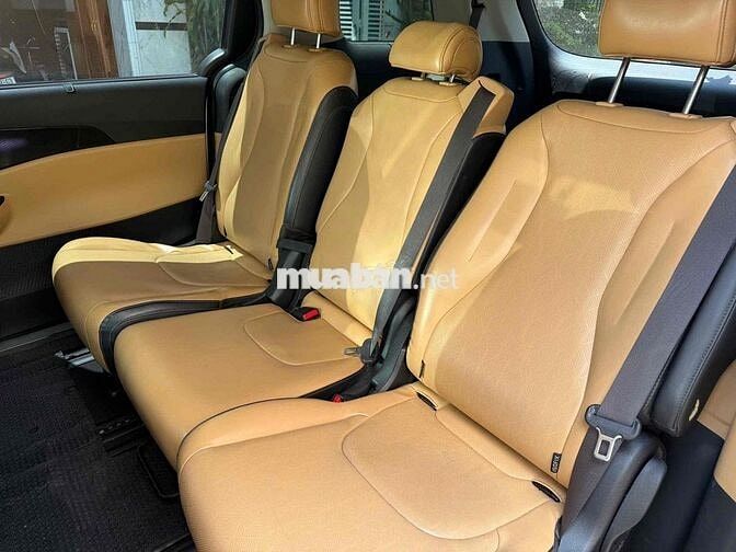 Kia Carnival 2022 2.2D Premium màu trắng