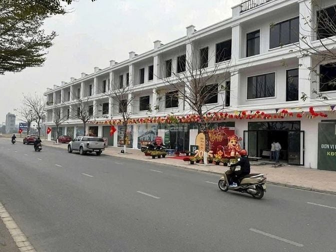 Cc bán shophouse mặt đường nguyễn văn cừ KDT mới phù khê