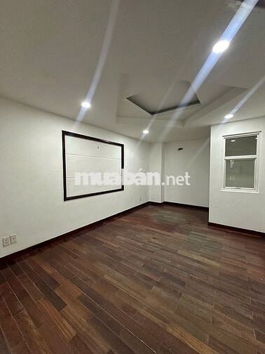 Mặt tiền Ung Văn Khiêm. P.26. Bình Thạnh 3.2x18.5m. 4 tầng. 19.5tr TL