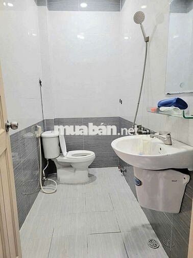 Cần cho thuê nhà P TTN Q12 DT 5 x20 .1 trệt 1 lầu 2PN 2WS hẻm xe tải