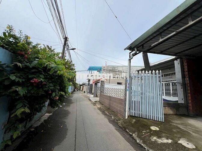 Bán nhà và kho ngay Trường học Bình Hòa . Mua lẻ bán lẻ