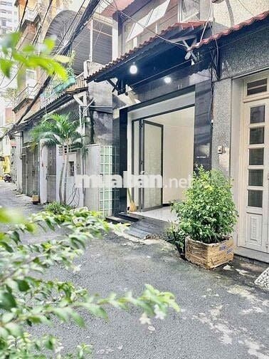 NHÀ XINH CÁCH Mặt Tiền 30m. Sát Lê văn lương . kDC HIm Lam. Trục đường