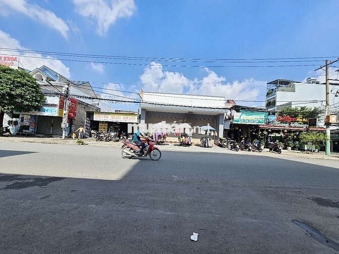 Nhà mặt tiền 241m ngang 11m gần chợ Xóm Vắng kinh doanh sầm uất