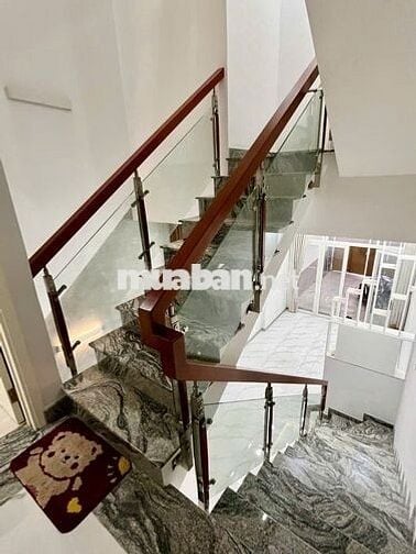 Mặt tiền đường lớn, ngã 3 thông thoáng để kinh doanh và làm dịch vụ.