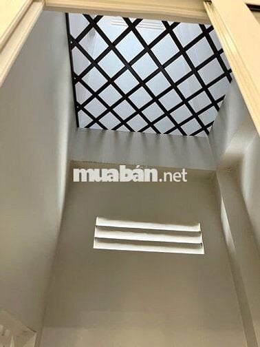 Mặt tiền đường lớn, ngã 3 thông thoáng để kinh doanh và làm dịch vụ.