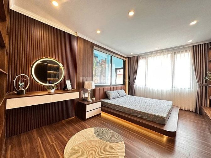Hoàng Quốc Việt 37m2*5T, Thang máy, mặt ngõ thông, cách phố 40m, 11 tỷ