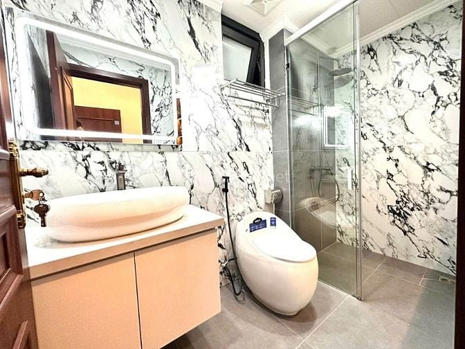 Hoàng Quốc Việt 37m2*5T, Thang máy, mặt ngõ thông, cách phố 40m, 11 tỷ